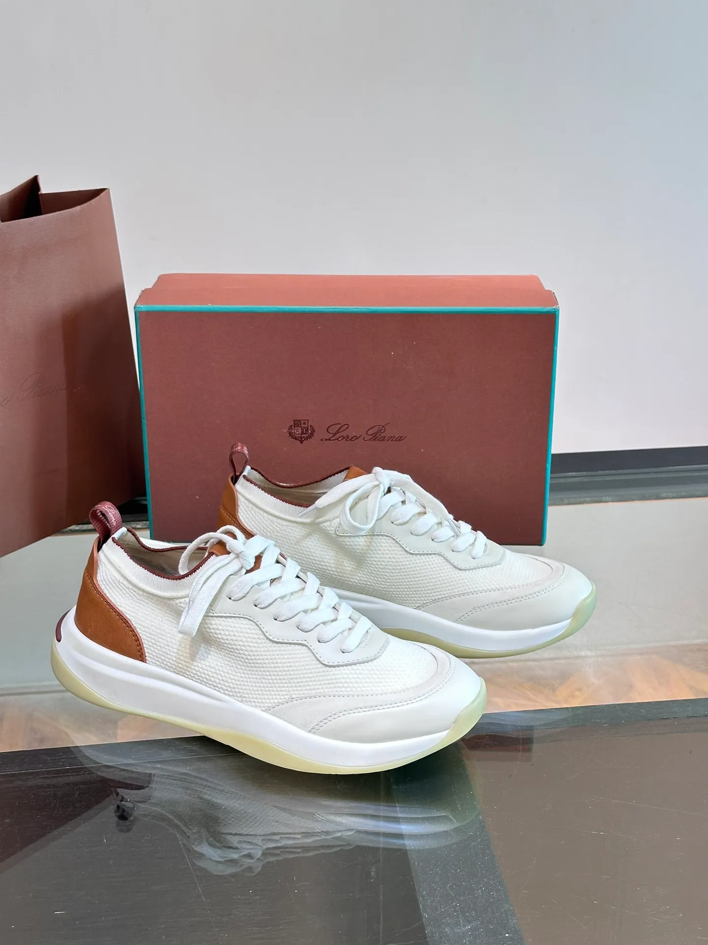 Factory price: 500💰Loro men's shoes💰iana/nuoyoupiana 410 L men's shoes💰 Walk Wish men's sneakers. This sneaker redefines the iconic 360 L men's shoes from a modern perspective💰, using a new shape and a wider silhouette design to create an extraordinary comfortable wearing experience. The ultra-light sole creates a charming modern aesthetic, with a classic slip-on construction and extra laces to wrap your foot for comfort. Smooth calfskin and wool pique knit uppers are paired with a combination suede calfskin lining and logo calfskin foot pads for ultimate comfort and breathability. The toe is inlaid with soft suede embellishments, the heel has contrasting line details, and is matched with an EVA foam and rubber outsole. The upper foot is light, soft and shock-absorbing, making it suitable for daily wear in all seasons. Comes with a full set of original packaging and complete information! Size: 39-44 (45, 46 can be customized)